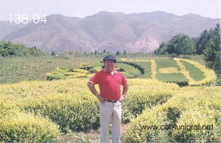 Foto 138-04 - José Regino Torres en uno de los lugares del inmenso Mausoleo (dicen que aprox 60 km2) del primer emperador de china Qin Shi Huang ubicado en la ciudad de Xían en el distrito de Lintong, provincia de Shaanxi, China - 17-Junio-2006