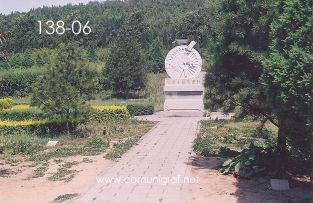 Foto 138-06 - Pieza simbólica que señala algo importante dentro del inmenso Mausoleo (dicen que aprox 60 km2) del primer emperador de china Qin Shi Huang ubicado en la ciudad de Xían en el distrito de Lintong, provincia de Shaanxi, China - 17-Junio-2006