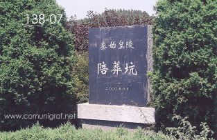 Foto 138-07 - Señal de posiblemente de una de las tumbas en uno de los lugares del inmenso Mausoleo (dicen que aprox 60 km2) del primer emperador de china Qin Shi Huang ubicado en la ciudad de Xían en el distrito de Lintong, provincia de Shaanxi, China - 17-Junio-2006