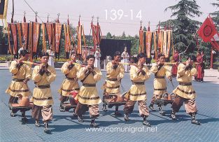Foto 139-14 - Jóvenes actores en una representación del tiempo de la dinastía Qin en uno de los lugares dentro del Mausoleo del antiguo emperador Qin Shi Huang ubicado en la ciudad de Xían en el distrito de Lintong, provincia de Shaanxi, China - 17-Junio-2006