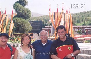 Foto 139-21 - José Regino Torres, Ling Chow, Heliodoro Ayala y Javier Navarro en una de las entradas del Mausoleo del antiguo emperador Qin Shi Huang ubicado en la ciudad de Xían en el distrito de Lintong, provincia de Shaanxi, China - 17-Junio-2006