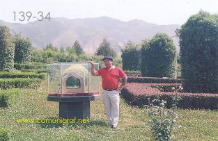 Foto 139-34 - José Regino Torres en uno de los lugares dentro del Mausoleo del primer emperador de china Qin Shi Huang ubicado en la ciudad de Xían en el distrito de Lintong, provincia de Shaanxi, China - 17-Junio-2006