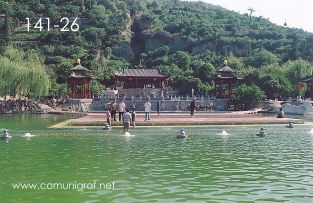 Foto 141-26 - Pequeño lago en una de las zonas del Mausoleo del antiguo emperador Qin Shi Huang ubicado en la ciudad de Xían en el distrito de Lintong, provincia de Shaanxi, China - 17-Junio-2006