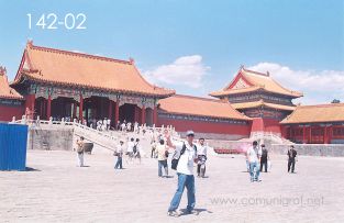 Foto 142-02 - Otra toma de los visitantes en una de las explanadas del interior del Palacio Imperial de la ciudad prohibida en Beijing (Pekín), China - 18-Junio-2006