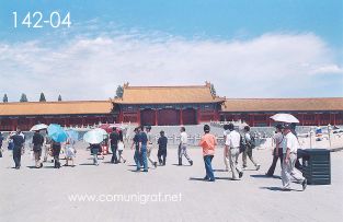 Foto 142-04 - Visitantes en una de las explanadas del interior del Palacio Imperial de la ciudad prohibida en Beijing (Pekín), China - 18-Junio-2006