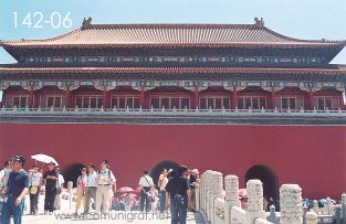 Foto 142-06 - Visitantes en uno de los puentes antiguos en el interior del Palacio Imperial de la ciudad prohibida en Beijing (Pekín), China - 18-Junio-2006