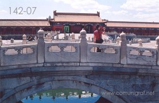 Foto 142-07 - Otra vista del detalle de uno de los puentes antiguos en el interior del Palacio Imperial de la ciudad prohibida en Beijing (Pekín), China - 18-Junio-2006