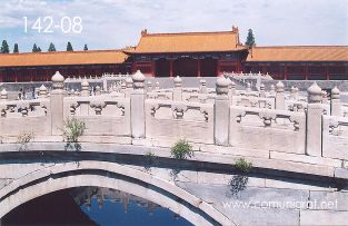 Foto 142-08 - Detalle de uno de los puentes antiguos en el interior del Palacio Imperial de la ciudad prohibida en Beijing (Pekín), China - 18-Junio-2006