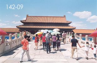 Foto 142-09 - Visitantes sobre uno de los puentes antiguos en el interior del Palacio Imperial de la ciudad prohibida en Beijing (Pekín), China - 18-Junio-2006
