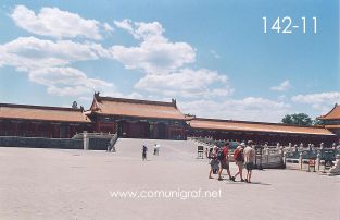 Foto 142-11 - Explanada antes de la entrada a los primeros museos en el interior del Palacio Imperial de la ciudad prohibida en Beijing (Pekín), China - 18-Junio-2006