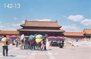 Foto 142-13 - Visitantes en la primer explanada dentro del Palacio Imperial de la ciudad prohibida en Beijing (Pekín), China - 18-Junio-2006
