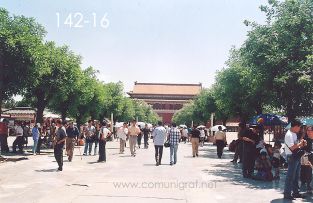 Foto 142-16 - Personas visitando el museo ubicado en la explanada antes de la entrada principal al Palacio Imperial de la ciudad prohibida en Beijing (Pekín), China - 18-Junio-2006