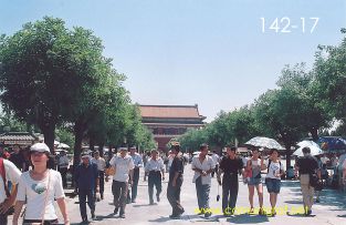Foto 142-17 - Visitantes en la explanada antes de la entrada principal al Palacio Imperial de la ciudad prohibida en Beijing (Pekín), China - 18-Junio-2006
