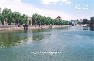 Foto 142-25 - Otra vista del paseo de visitantes por el malecón del lago antes de la entrada al Palacio Imperial de la ciudad prohibida en Beijing (Pekín), China - 18-Junio-2006