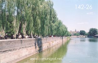 Foto 142-26 - Paseo de visitantes por el lago antes de la entrada al Palacio Imperial de la ciudad prohibida en Beijing (Pekín), China - 18-Junio-2006