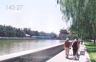 Foto 142-27 - Lago antes de la entrada al Palacio Imperial de la ciudad prohibida en Beijing (Pekín), China - 18-Junio-2006