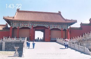 Foto 143-22 - Todas las construcciones de paso de visitantes tienen detalles tradicionales chinos en su fachada en el interior del Palacio Imperial de la ciudad prohibida en Beijing (Pekín), China - 18-Junio-2006
