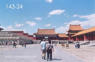 Foto 143-24 - Paso habilitado para los turistas en otra de las explanadas en mantenimiento en el interior del Palacio Imperial de la ciudad prohibida en Beijing (Pekín), China - 18-Junio-2006