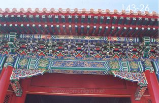 Foto 143-26 - Detalle de la fachada de uno de los pasos de visitantes en el interior del Palacio Imperial de la ciudad prohibida en Beijing (Pekín), China - 18-Junio-2006