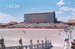 Foto 143-34 - Al fondo una de las zonas en restauración en el interior del Palacio Imperial de la ciudad prohibida en Beijing (Pekín), China - 18-Junio-2006