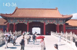 Foto 143-36 - Otra toma de los visitantes pasando sobre uno de los puentes antiguos en el interior del Palacio Imperial de la ciudad prohibida en Beijing (Pekín), China - 18-Junio-2006