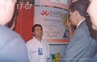 Foto 17-07 - En el stand de la empresa Xanté, Emilio Martínez Apango y el Lic. Héctor López Santillana en la Expo Artes Gráficas León 2003 en el Poliforum de la ciudad de León, Gto. México.
