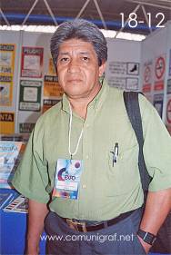 Foto 18-12 - En el Stand de la Revista Comunigraf José Aurelio Suárez G. en la Expo Artes Gráficas León 2003 en el Poliforum de la ciudad de León, Gto. México.