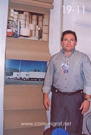 Foto 19-11 - En el stand de Maquiladora de Cajas de León, el C.P. Héctor Portillo Ruíz en la Expo Artes Gráficas León 2003 en el Poliforum de la ciudad de León, Gto. México.