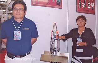 Foto 19-29 - Carlos Becerril Reyes y su esposa Juana Godinez en el stand de Sertecgraf en la Expo Artes Gráficas León 2003 en el Poliforum de la ciudad de León, Gto. México.
