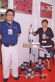 Foto 19-30 - Carlos Becerril Reyes y su esposa Juana Godinez en el stand de Sertecgraf en la Expo Artes Gráficas León 2003 en el Poliforum de la ciudad de León, Gto. México.