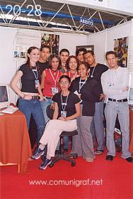 Foto 20-28 - En el stand del ICAGG, Grupo de alumnos de la 4a. Generación del ICAGG en la Expo Artes Gráficas León 2003 en el Poliforum de la ciudad de León, Gto. México.