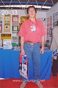Foto 20-33 - Visitante Alejandro en el Stand de la Revista Comunigraf en la Expo Artes Gráficas León 2003 en el Poliforum de la ciudad de León, Gto. México.