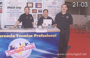 Foto 21-03 - Ricardo Reyes,  Ignacio Delgadillo y Juan Vergara de Colores Creativos en la Expo Artes Gráficas León 2003 en el Poliforum de la ciudad de León, Gto. México.