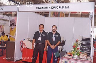 Foto 21-08 - En el stand de Maquigrafic: Joaquín Álvarez G. y persona no identificada en la Expo Artes Gráficas León 2003 en el Poliforum de la ciudad de León, Gto. México.