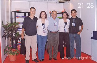 Foto 21-28 - Jafeth Rivas, Diana (alumna del ICAGG), Waldo Rivas, Chayo (alumna del ICAGG) y Aldo Rivas en la Expo Artes Gráficas León 2003 en el Poliforum de la ciudad de León, Gto. México.