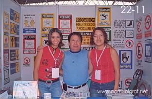 Foto 22-11 - Chayo y Diana alumnas del ICAGG con José Regino Torres V. en la Expo Artes Gráficas León 2003 en el Poliforum de la ciudad de León, Gto. México.
