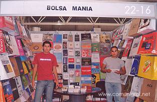 Foto 22-16 - En el stand de Bolsa Manía: Jehová Mendoza y Ricardo Álvarez en la Expo Artes Gráficas León 2003 en el Poliforum de la ciudad de León, Gto. México.