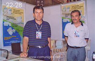 Foto 22-28 - Don Gilberto Gutiérrez Rizo y Luis Gómez Issac de Monigráficos en la Expo Artes Gráficas León 2003 en el Poliforum de la ciudad de León, Gto. México.