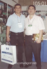 Foto 105-01 - Persona no identificada y Lander Tapia en la Expo Mexigrafika 2006 realizada del 25 al 27 de Mayo 2006 en el Centro de Exposiciones Cintermex de la ciudad de Monterrey, N.L. México.