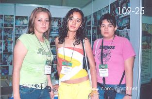 Foto 109-25 - Elena Ibarra, Atenas Armenta y Alejandra Álvarez en la Expo Mexigrafika 2006 realizada del 25 al 27 de Mayo 2006 en el Centro de Exposiciones Cintermex de la ciudad de Monterrey, N.L. México.