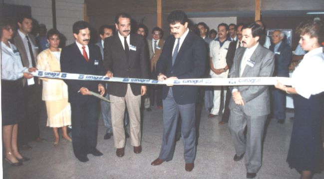 Fotografía del corte del listón de la inauguración de Canagraf Guanajuato