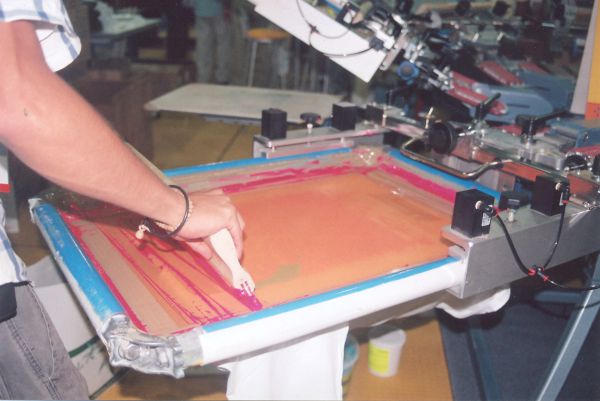 Se desprende la emulsión al estar imprimiendo en serigrafía - Artes Gráficas Comunigraf Imagen de Impresión en Serigrafía