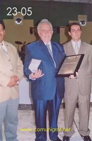 Foto 23-05 - Arturo Adona Castro, Don Jaime Novoa Aranda y Alejandro Aguilera Muñoz en el festejo del día del impresor 2003 de Canagraf Guanajuato realizado el 27 Septiembre 2003 en el Salón La Quinta Maravilla de la ciudad de León, Gto. México.