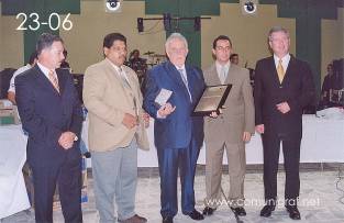 Foto 23-06 - Dr. José Carlos Dávalos Hernández, Arturo Adona Castro, Don Jaime Novoa Aranda, Alejandro Aguilera Muñoz y Ole Emmert Andersen en el festejo del día del impresor 2003 de Canagraf Guanajuato realizado el 27 Septiembre 2003 en el Salón La Quinta Maravilla de la ciudad de León, Gto. México.