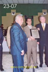 Foto 23-07 - Don Jaime Novoa Aranda de Coloristas y Asociados en sus 65 años en las Artes Gráficas, Alejandro Aguilera Muñoz y Olé Emmert Andersen de Heidelberg en el festejo del día del impresor 2003 de Canagraf Guanajuato realizado el 27 Septiembre 2003 en el Salón La Quinta Maravilla de la ciudad de León, Gto. México.