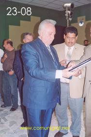 Foto 23-08 - Don Jaime Novoa Aranda de Coloristas y Asociados en sus 65 años en las Artes Gráficas y Arturo Adona Castro en el festejo del día del impresor 2003 de Canagraf Guanajuato realizado el 27 Septiembre 2003 en el Salón La Quinta Maravilla de la ciudad de León, Gto. México.