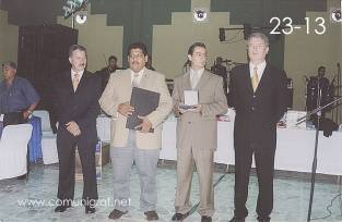 Foto 23-13 - Dr. José Carlos Dávalos Hernández, Arturo Adona Castro, Alejandro Aguilera Muñoz y Ole Emmert Andersen en el festejo del día del impresor 2003 de Canagraf Guanajuato realizado el 27 Septiembre 2003 en el Salón La Quinta Maravilla de la ciudad de León, Gto. México.