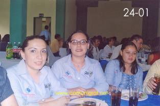 Foto 24-01 - Personas no identificadas de Imprenta Rayo en el festejo del día del impresor 2003 de Canagraf Guanajuato realizado el 27 Septiembre 2003 en el Salón La Quinta Maravilla de la ciudad de León, Gto. México.