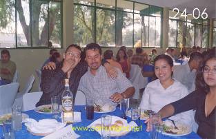 Foto 24-06 - Personas no identificadas de Impresos JM en el festejo del día del impresor 2003 de Canagraf Guanajuato realizado el 27 Septiembre 2003 en el Salón La Quinta Maravilla de la ciudad de León, Gto. México.