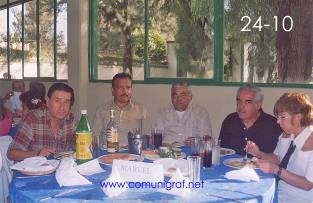 Foto 24-10 - Persona no identificada, Don José Luis Martínez Hernández (2o de izq a der) y personas no identificadas en el festejo del día del impresor 2003 de Canagraf Guanajuato realizado el 27 Septiembre 2003 en el Salón La Quinta Maravilla de la ciudad de León, Gto. México.